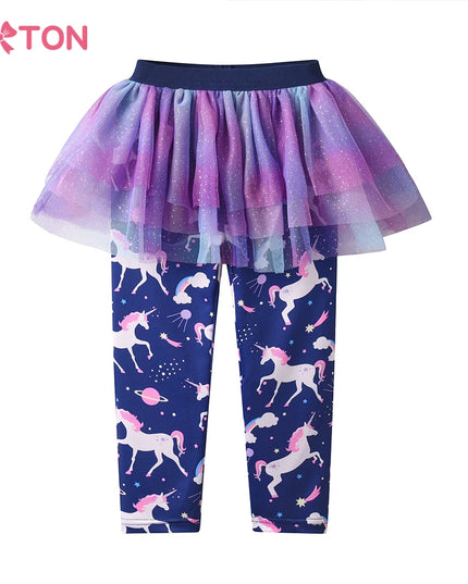 Mädchen trägt eine Einhorn Leggings mit Tüllrock und Einhorn-Print aus weichem Polyester