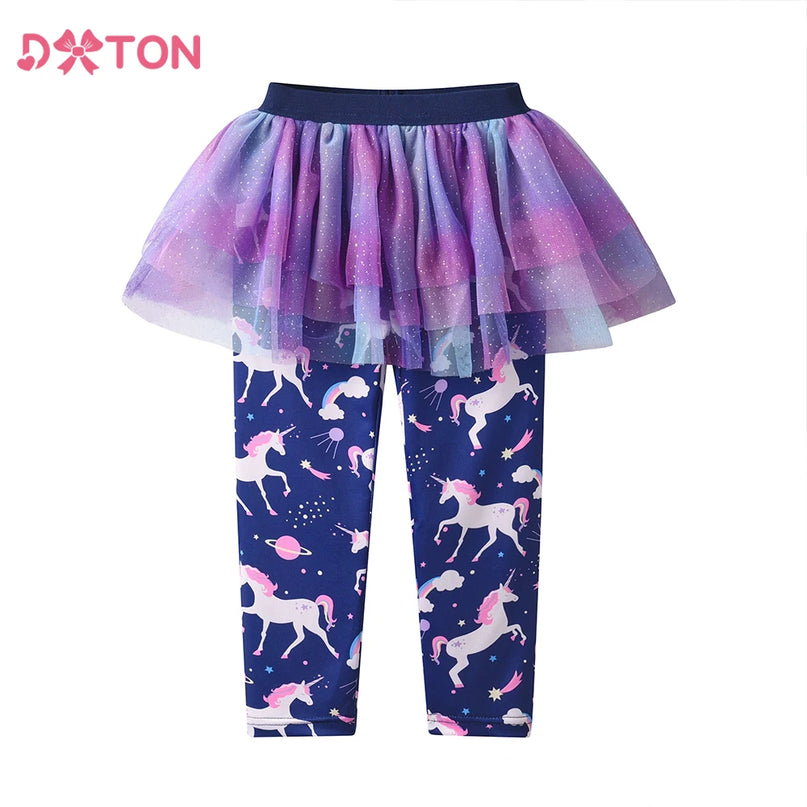 Mädchen trägt eine Einhorn Leggings mit Tüllrock und Einhorn-Print aus weichem Polyester