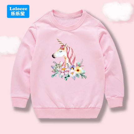 Mädchen trägt pinken Einhorn Hoodie mit Cartoon-Blumen-Einhorn-Druck und lächelt fröhlich