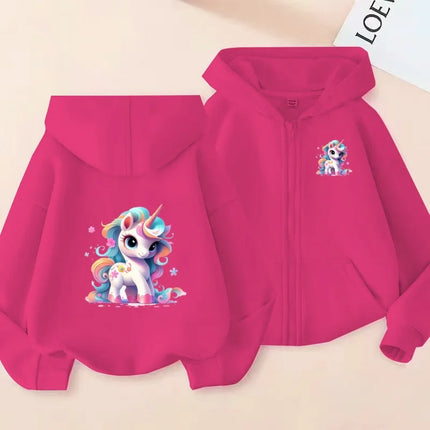 Kind in einer himmelblauen Einhorn Jacke mit Reißverschluss, verziert mit einem farbenfrohen Einhorn-Motiv
