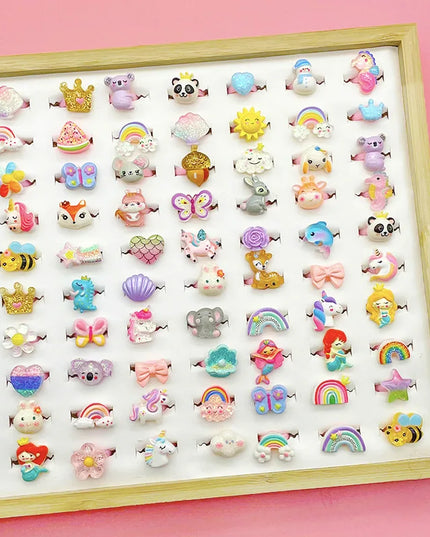 Set aus 50 zufällig gemischten Einhorn Ringen mit Regenbogen, Schmetterling und Meerjungfrau Motiven