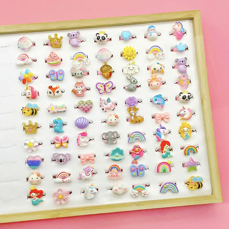 Set aus 50 zufällig gemischten Einhorn Ringen mit Regenbogen, Schmetterling und Meerjungfrau Motiven