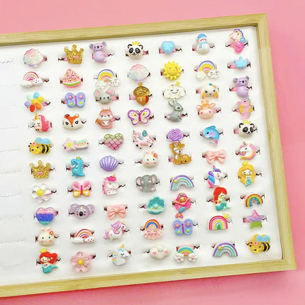 Set aus 50 zufällig gemischten Einhorn Ringen mit Regenbogen, Schmetterling und Meerjungfrau Motiven