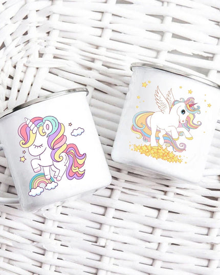 Eine verspielte Cartoon Einhorn Tasse aus Emaille mit einem niedlichen Einhorn-Druck, ideal für Kinder und Outdoor-Abenteuer.