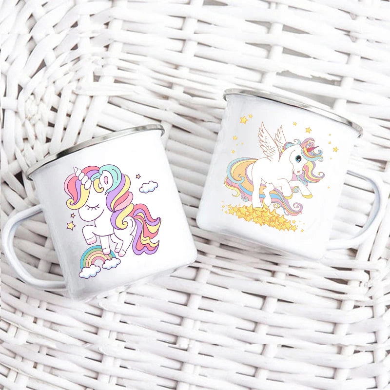 Eine verspielte Cartoon Einhorn Tasse aus Emaille mit einem niedlichen Einhorn-Druck, ideal für Kinder und Outdoor-Abenteuer.