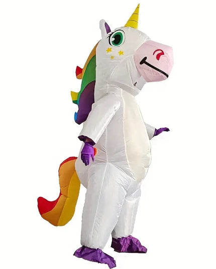 Ein erwachsenes Model in einem großen, aufblasbaren Einhorn Kostuem in Weiß, das fröhlich lächelt und winkt.