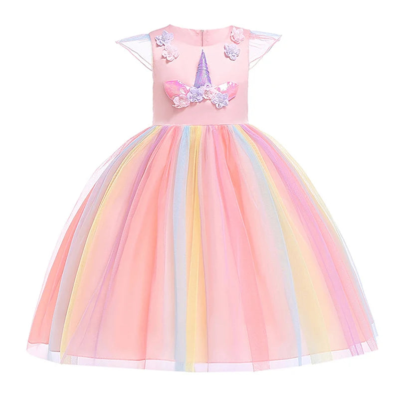 Mädchen in einem pinken Einhorn Kostuem mit Blumenstickereien und Ballkleid-Silhouette, ideal für Geburtstage.