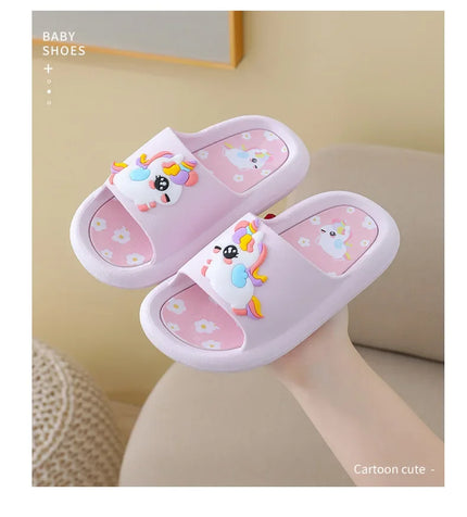 Lila Cartoon Einhorn Hausschuhe für Kinder, die als bequeme Badeschuhe oder Hausschuhe mit Einhorn-Motiv dienen