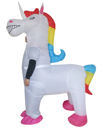 Aufblasbares weißes Einhorn Kostüm für Erwachsene, das eine Person zeigt, die auf einem Einhorn reitet.
