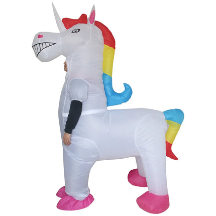 Aufblasbares weißes Einhorn Kostüm für Erwachsene, das eine Person zeigt, die auf einem Einhorn reitet.