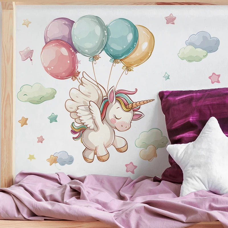 Einhorn Wandtattoo mit Cartoon-Pony, bunten Ballons und flauschigen Wolken für das Kinderzimmer