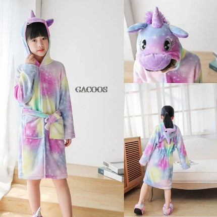 Lila Einhorn Onesie für Kinder aus weichem Flanell, ideal für gemütliche und bezaubernde Momente.