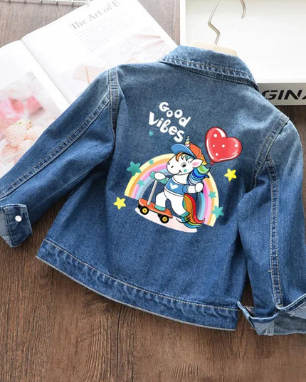 Dunkelblaue Denim Einhorn Jacke für Kinder mit gelbem Bagger und Einhorn-Print, von vorne.