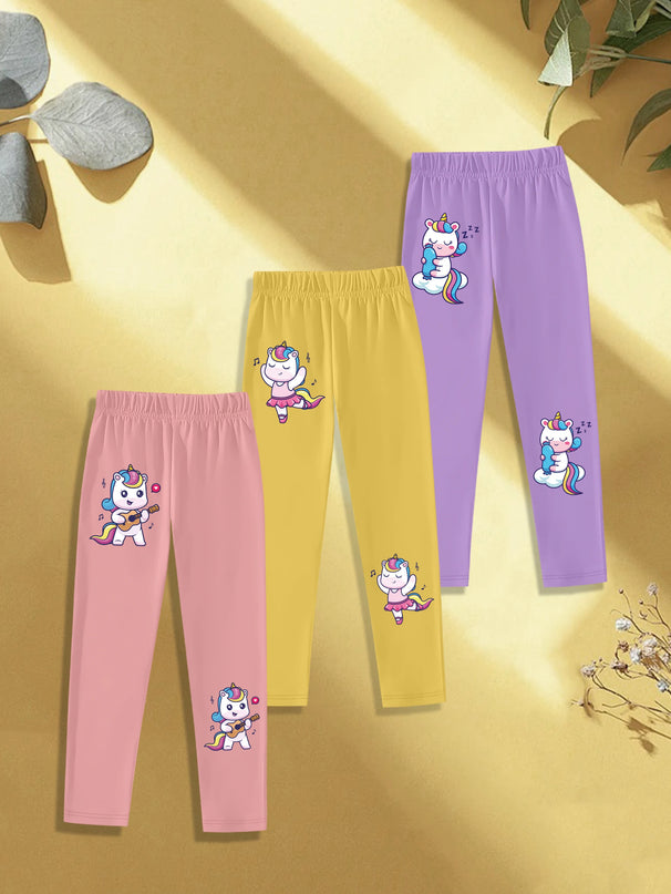 Drei Einhorn Leggings im Set mit tanzenden Cartoon-Einhörnern auf hellem Hintergrund für Mädchen