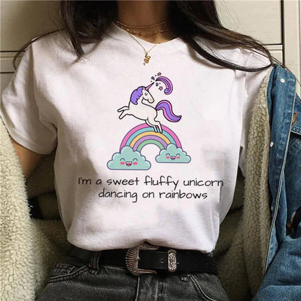 Helles Einhorn T-Shirt für Damen im stylischen Harajuku-Stil mit einem einzigartigen Cartoon-Einhorn-Motiv und Tie-Dye-Effekt