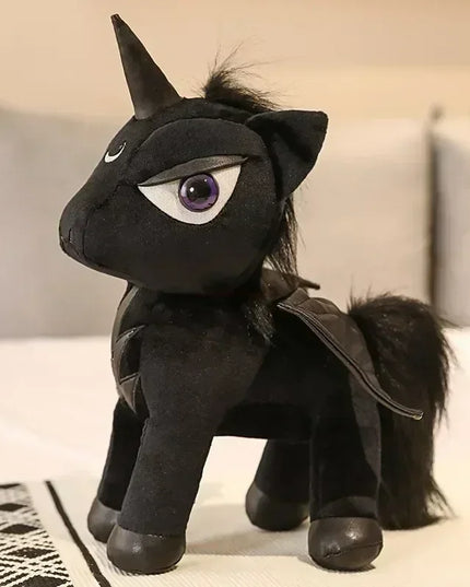 Mystische Einhorn Tasche im dunklen Stil, 35 cm groß, aus Plüsch, mit Hörnern und einzigartigen Details, auf weißem Hintergrund.