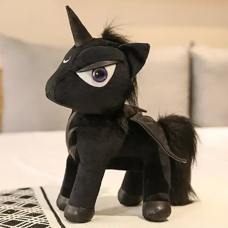Mystische Einhorn Tasche im dunklen Stil, 35 cm groß, aus Plüsch, mit Hörnern und einzigartigen Details, auf weißem Hintergrund.