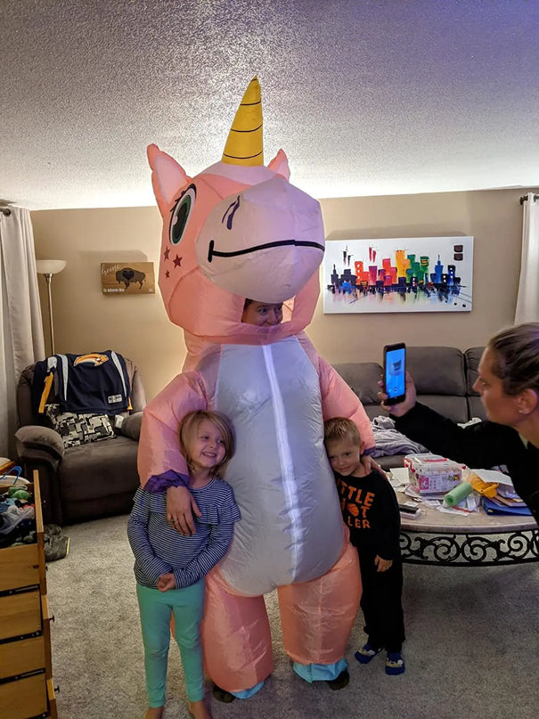 Flieg los mit diesem aufblasbaren Einhorn