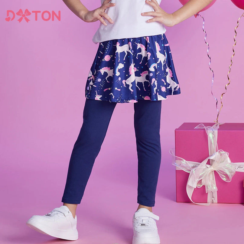 Mädchen in sommerlicher Einhorn Leggings mit Rock und Einhorn-Print in lässigem Stil
