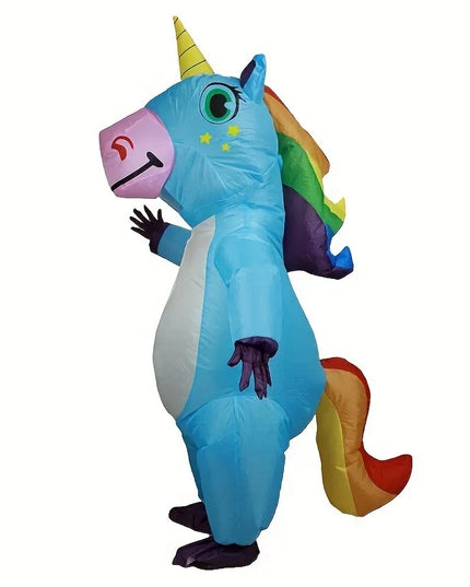 Ein begeistertes Model in einem aufblasbaren Einhorn Kostuem in leuchtendem Blau, das lachend posiert und Spaß hat.