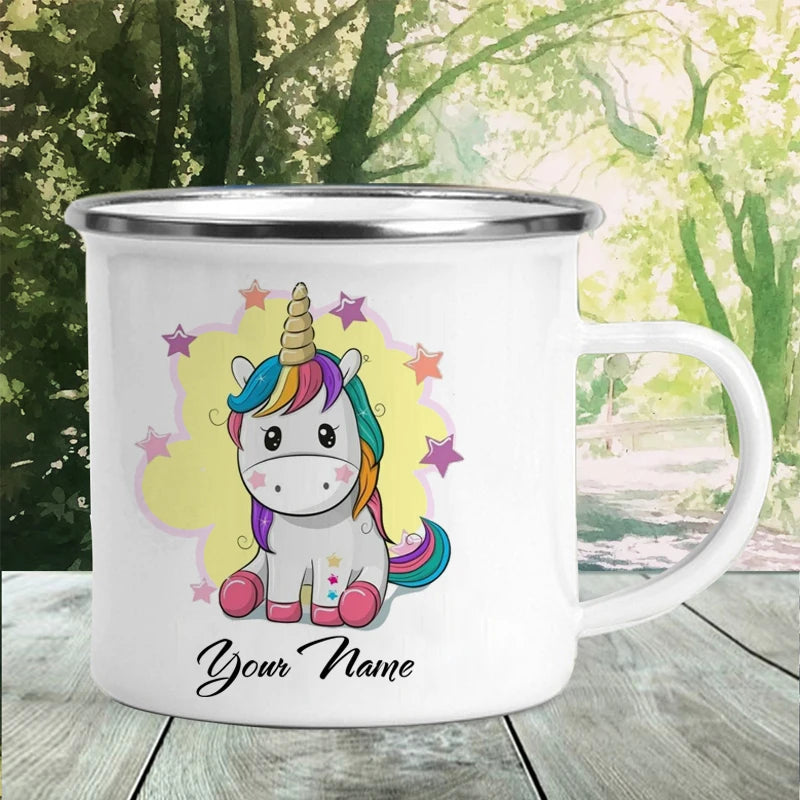 Personalisierte Einhorn Tasse aus Emaille mit dem Namen des Kindes, perfekt als einzigartiges Geschenk für kleine Einhorn-Fans.