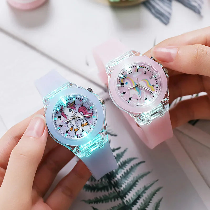 Leuchtende Einhorn Uhr mit digitaler Anzeige und blauem Silikonband, perfekt für Kinder und die Nacht.