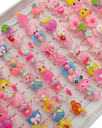 Set aus vielen bunten, offenen und verstellbaren Kinderringen mit verschiedenen Tier- und Fruchtmotiven aus Resin