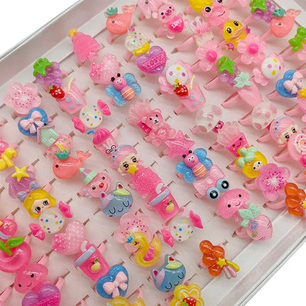 Set aus vielen bunten, offenen und verstellbaren Kinderringen mit verschiedenen Tier- und Fruchtmotiven aus Resin