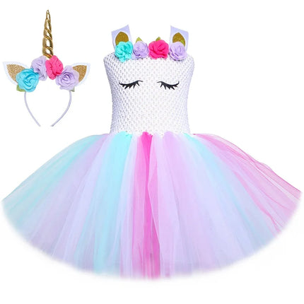 Mädchen in einem pastellfarbenen Einhorn Kostuem mit Blumen und Stirnband