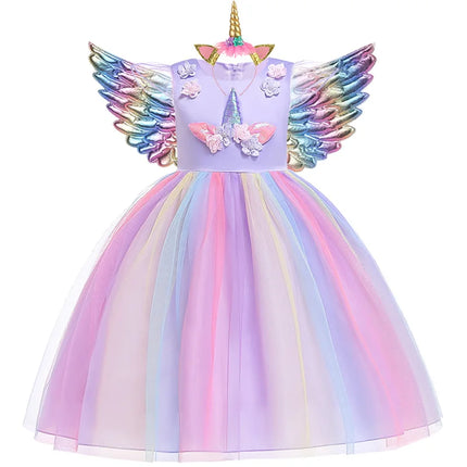 Mädchen im lila Einhorn Kostuem mit Blumenstickerei und weitem Rock, perfekt für eine elegante Feier