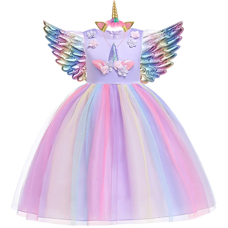 Mädchen in einem lila Einhorn Kostüm Prinzessin Tutu-Kleid mit Regenbogenakzenten, passendem Stirnband und Flügeln