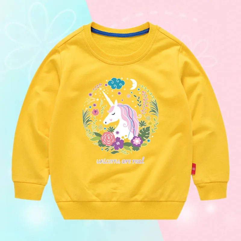 Dieser Einhorn Pullover bringt Farbe in dein