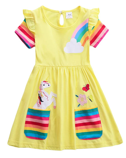 Mädchen in einem gelben Einhorn Kleid mit kurzen Ärmeln, Einhorn-Stickerei und zwei Taschen, ideal für den Sommer.